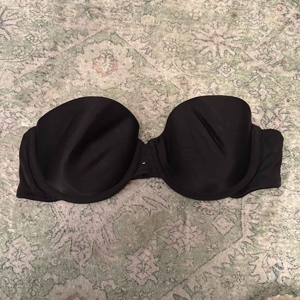 Black strapless bra